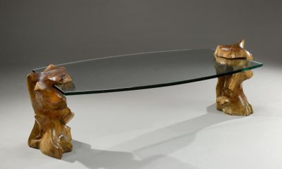 FRED BROUARD (1944-1999) Table basse à plateau à découpe cintrée en verre épais reposant...