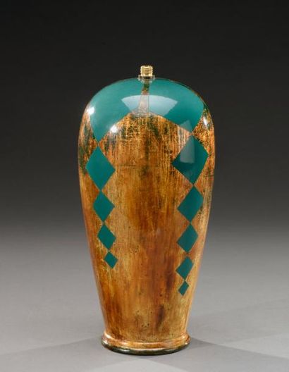 PAUL-ETIENNE SAÏN (1904-1985) Pied de lampe ovoïde en bois laqué à décor géométrique...