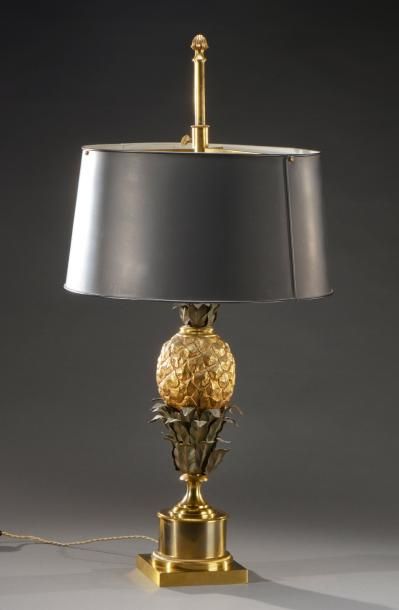 MAISON CHARLES, attribué à Lampe de table en laiton et bronze à patine brune et dorée...