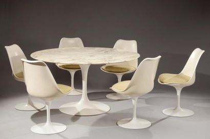Eero Saarinen (1910-1961) Ensemble de salle à manger comprenant une table à plateau...