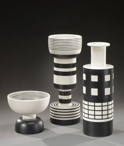 ETTORE SOTTSASS (1917-2007) Ensemble de trois pièces en céramique émaillée blanche...