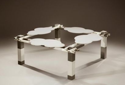 Pierre SALA (1948-1989) Table modèle «Mikado» présentant quatre plateaux en bois...