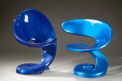 Louis DUROT (Né en 1939) Suite de deux fauteuils en polyuréthane moulé modèle «spirale»...