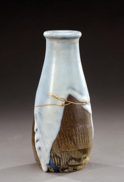 JEAN CARRIÈS (1855-1894) Vase à panse bombée et col ourlé en grès guilloché brun...