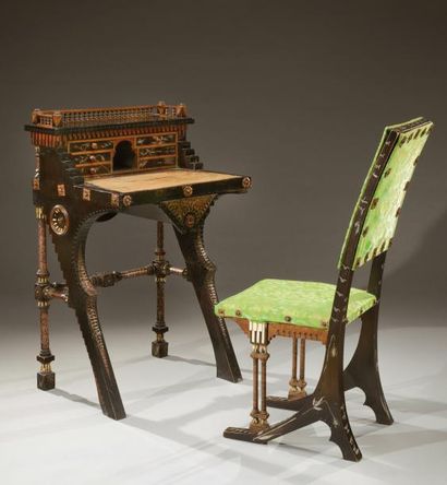 Carlo BUGATTI (1856-1940) Rare bureau et sa chaise au modèle en bois noirçi et teinté...