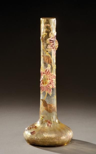 Émile GALLÉ (1846-1904) Vase soliflore à panse bombée et long col droit rainuré en...