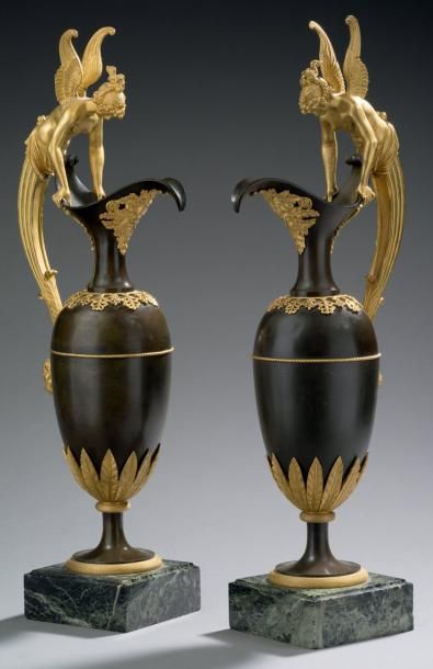 null Rare paire d'aiguières stylisées en bronze finement ciselé, doré ou patiné;...