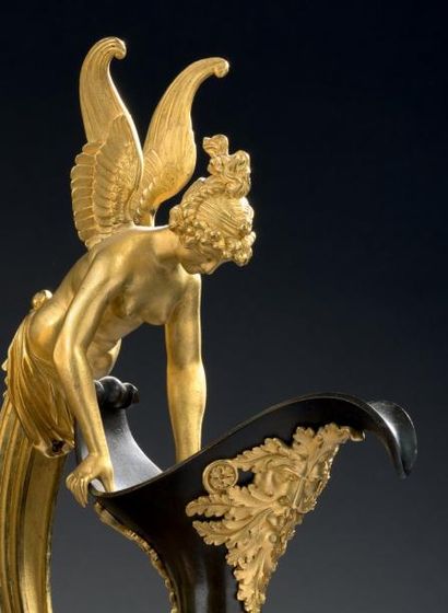 null Rare paire d'aiguières stylisées en bronze finement ciselé, doré ou patiné;...