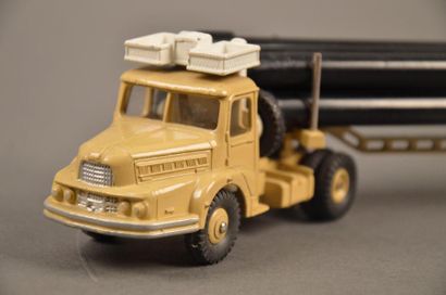 DINKY SUPERTOYS Camion pétrolier saharien Berliet Ref. 888 Bon état. Boîte (usures...