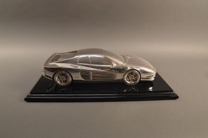 Michel SAUZE (XXème s.) Ferrari Testarossa Epreuve en bronze argenté réalisée à l'échelle...