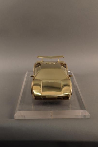 Michel SAUZE (XXème s.) Lamborghini Countach Epreuve en bronze doré réalisée à l'échelle...