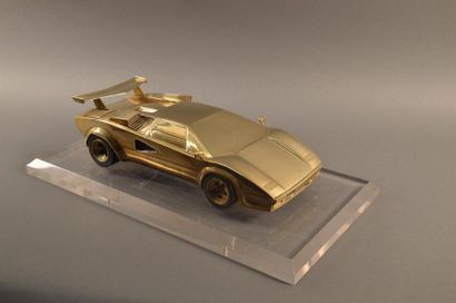 Michel SAUZE (XXème s.) Lamborghini Countach Epreuve en bronze doré réalisée à l'échelle...