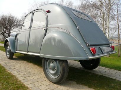 1956 - Citroën 2 CV AZ Traitée de vilain petit canard à sa naissance, la 2 CV fait...