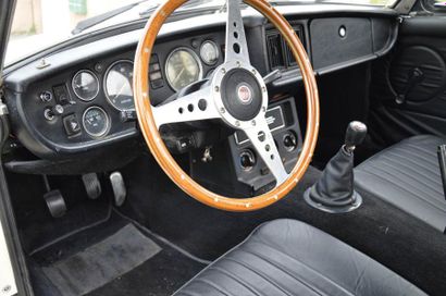 1977 - MG B Produite par la marque Morris Garage et fabriquée de 1962 à 1980, la...