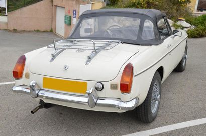 1977 - MG B Produite par la marque Morris Garage et fabriquée de 1962 à 1980, la...