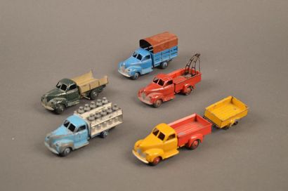 DINKY TOYS Ensemble de six véhicules comprenant: Camion laitier Studebaker ref. 25O,...