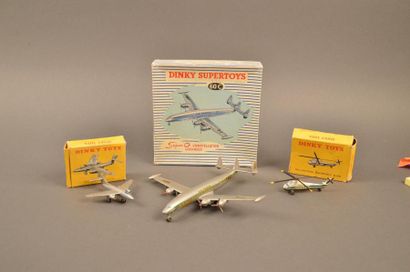 DINKY TOYS Ensemble de trois avions comprenant: Hélicoptère Sikorsky ref. 60D, Vautour...