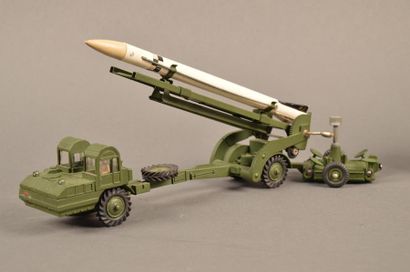 DINKY SUPERTOYS Véhicule porte-missile Ref. 666 Assez bon état, pneus secs. Boîte...