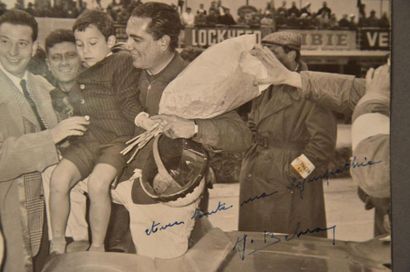 null Photographie autographe de Jean Behra le 19 juin 1956, victorieux des 1000 km...