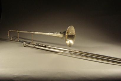 null Trombone à coulisse en métal argenté de chez Antoine Courtois.