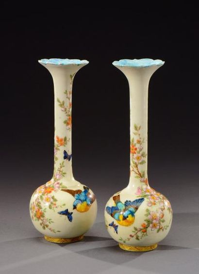 Théodore DECK (1823-1891) Paire de vases soliflores à corps pansu et long col droit...