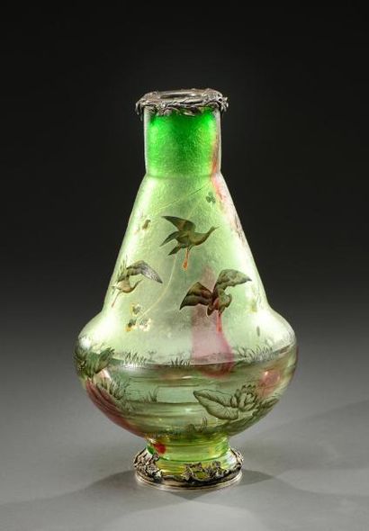 DAUM Nancy Rare vase en verre teinté vert nuancé rouge à panse bombée et col conique...