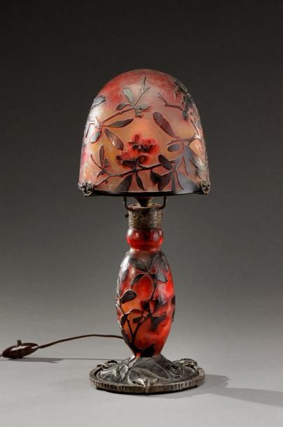 DAUM Nancy Rare lampe champignon à fût de forme ovoïde présentant une armature tripode...