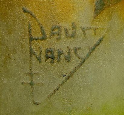 DAUM Nancy Vase de forme piriforme à col bulbeux et légèrement évasé en verre multicouches...