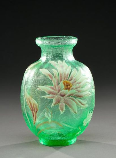 Émile GALLÉ (1846-1904) Vase de forme ovoïde en méplat à col étranglé et col évasé...