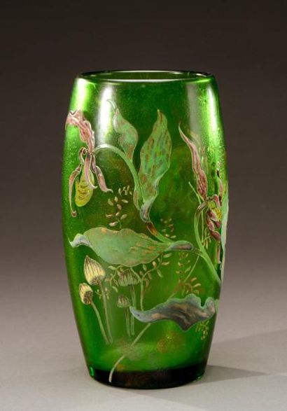 Émile GALLÉ (1846-1904) Vase rouleau à corps légèrement bombé en verre teinté vert...