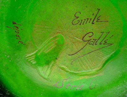 Émile GALLÉ (1846-1904) Vase rouleau à corps légèrement bombé en verre teinté vert...