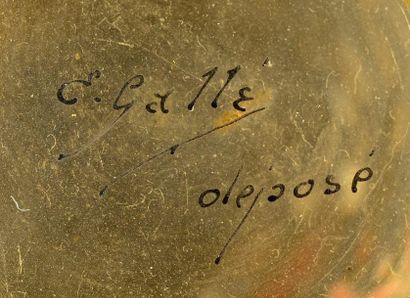 Émile GALLÉ (1846-1904) Vase à col cylindrique annelé en méplat en verre ambré à...