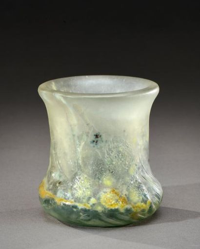 EMILE GALLE (1845-1904) Rare vase en verre à corps pansu et col droit évasé à décor...