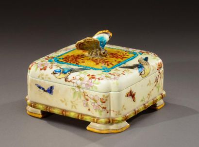 Théodore DECK (1823-1891) Bonbonnière couverte carrée en céramique émaillée polychrome...