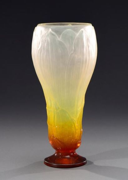 Émile GALLÉ (1946-1904) Vase en forme de corolle en verre jaune et miel à décor dégagé...