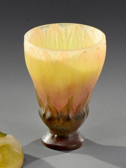 Amalric WALTER (1870-1959) Vase cornet en pâte de verre verte et jaune-orangé présentant...