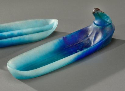Amalric WALTER (1870-1959) Porte-plumes en pâte de verre dans les tons bleus, verts...