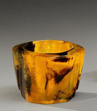 François DECORCHEMONT (1880-1971) Petit vase cubisant à pans coupés en pâte de verre...