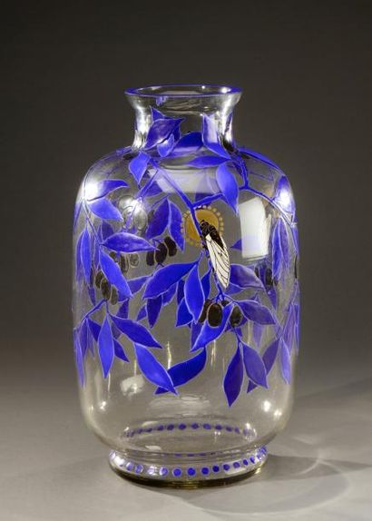 DELVAUX PARIS Vase cylindrique à col étranglé évasé en verre translucide à décor...