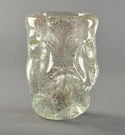 André THURET (1898-1965) Vase en verre épais translucide modelé à chaud à inclusions...