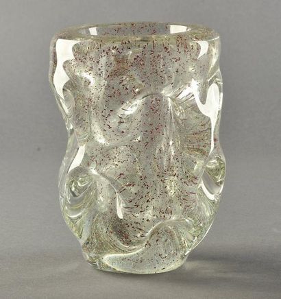 André THURET (1898-1965) Vase en verre épais translucide modelé à chaud à inclusions...