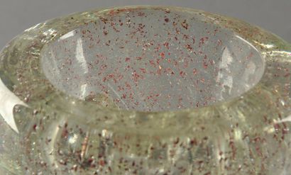 André THURET (1898-1965) Vase en verre épais translucide modelé à chaud à inclusions...
