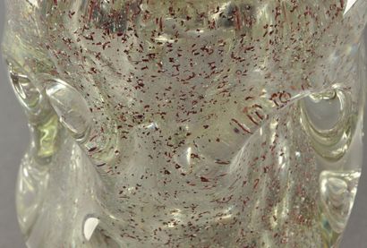 André THURET (1898-1965) Vase en verre épais translucide modelé à chaud à inclusions...