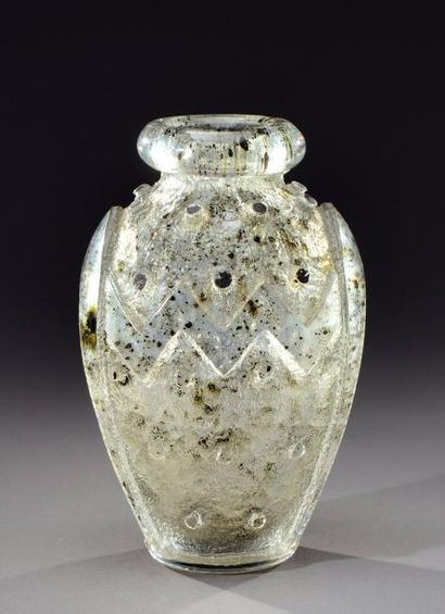 DAUM Nancy Vase de forme ovoïde à col étranglé et ourlé en verre épais blanc nuancé...