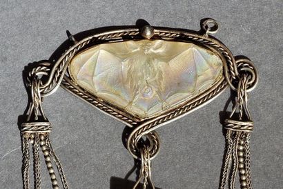 RENE LALIQUE (1860-1950) Broche montée en pendentif modèle «Chauve-souris» en verre...