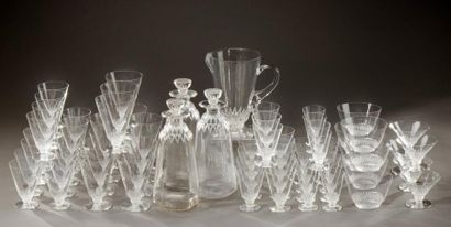 LALIQUE FRANCE Partie de service modèle «Champigny» en verre blanc soufflé-moulé...