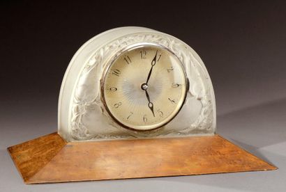 RENE LALIQUE (1860-1945) Pendule demi-lune modèle «Aux moineaux» en verre moulé-pressé...