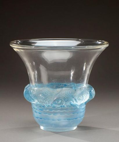 RENE LALIQUE (1860-1945) Vase de forme évasé modèle «Piriac» en verre translucide...