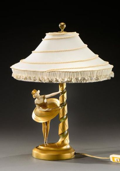 Otto POERTZEL (1876-1963) Lampe en bronze à patine dorée et verte présentant un fût...