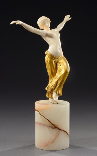 L.BARTHELEMY (XIX-XXème) Sculpture chryséléphantine en bronze doré et ivoire figurant...